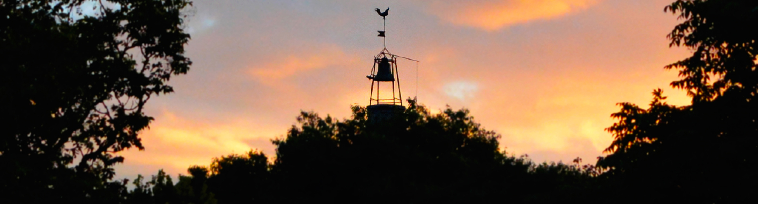 Coucher de soleil sur le clocher